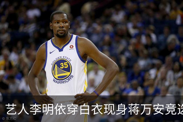 艺人李明依穿白衣现身蒋万安竞选总部成立大会